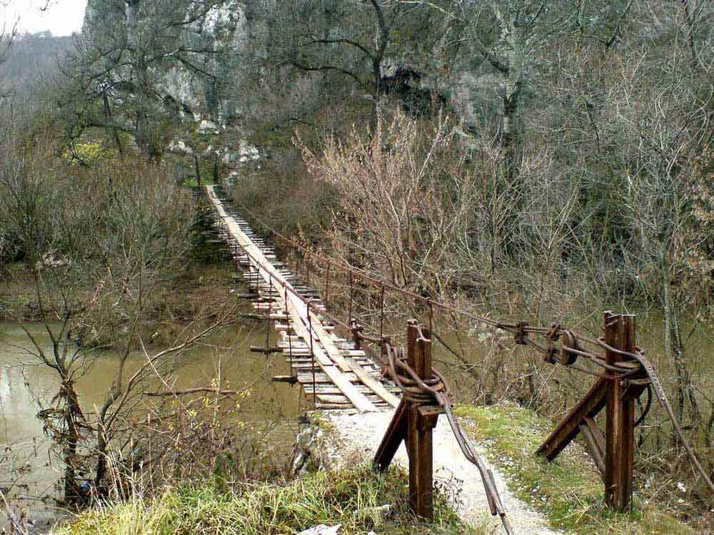 Viseći most na početku Ostrovičke kotline